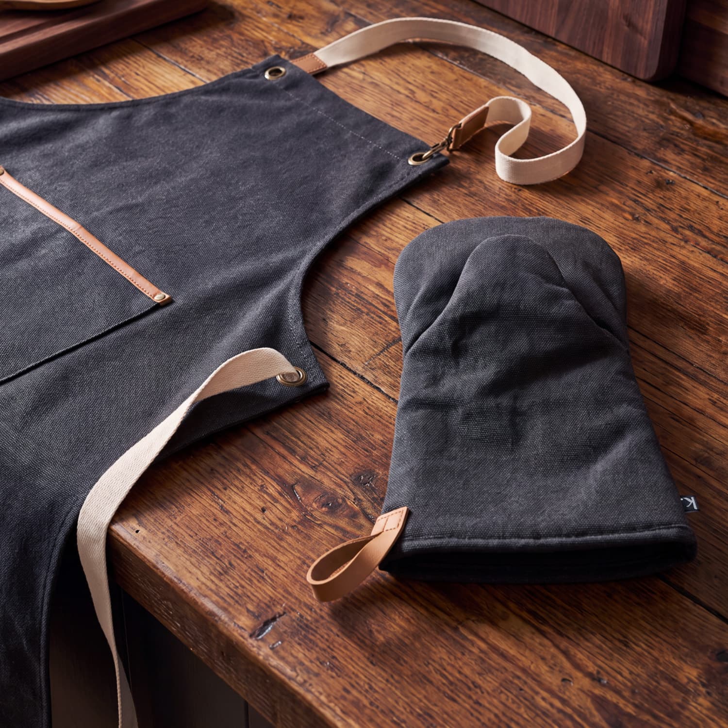 Keepsake Canvas Apron And Oven Mitt Set · Product view